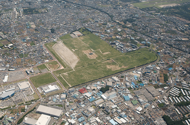 写真：航空写真敷地北側の東西１号道路を新設　提供：真如苑
